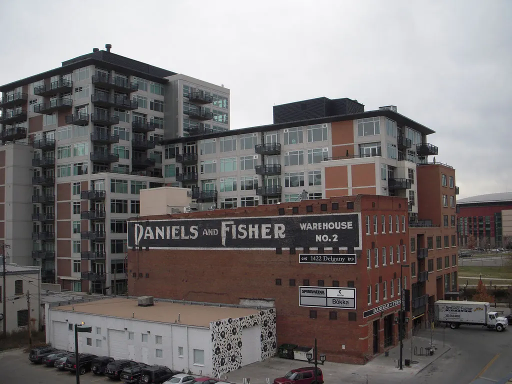 Spiremedia's location in 1999. Imagine it without the hulking monstrosity behind it. Photo by Flickr user elmada